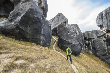 Ein Mann beim Trailrunning am Castle Hill in der Nähe des Arthur's Pass außerhalb von Christchurch in Neuseeland. - AURF04520