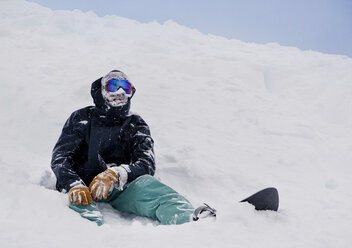 Das Gesicht eines Snowboarders, bedeckt mit Schnee am Cerro Catedral, Argentinien - AURF04543