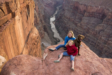 Eine Mutter und ihre Tochter sitzen am Rande des Toroweap Overlook, Grand Canyon National Park, Fredonia, Arizona. - AURF04548