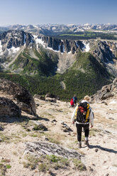 Eine Mutter und ihre kleine Tochter auf Rucksacktour im Cathedral Lakes Provincial Park, British Columbia, Kanada. - AURF04552