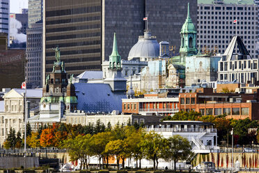 Ein Blick auf das Stadtbild von Montreal im Herbst - AURF04565