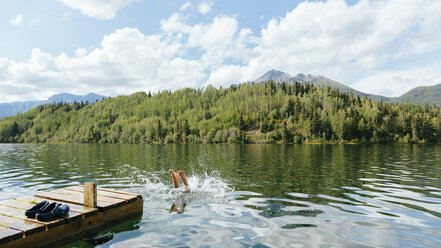 Eine Person taucht in den langen See entlang der McCarthy Road, Alaska, USA - AURF04570