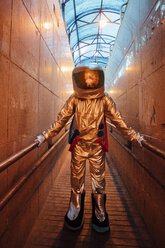 Spaceman in the city at night standing in narrow passageway - VPIF00653