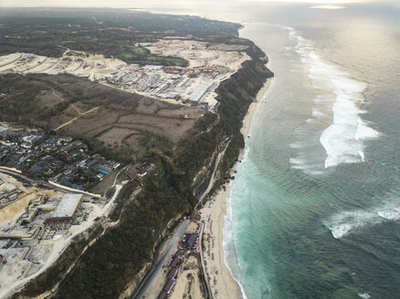 Indonesien, Bali, Luftaufnahme des Pandawa-Strandes - KNTF01424