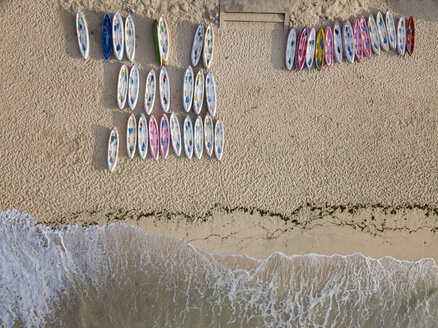 Indonesien, Bali, Luftaufnahme von Pandawa Strand, leere Kanus - KNTF01432