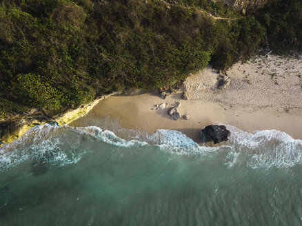 Indonesien, Bali, Luftaufnahme des Pandawa-Strandes - KNTF01435