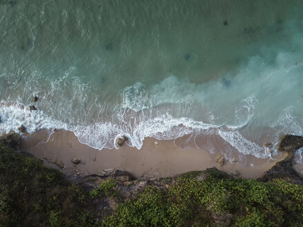 Indonesien, Bali, Luftaufnahme des Pandawa-Strandes - KNTF01436