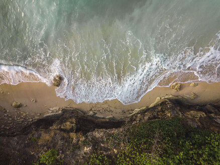 Indonesien, Bali, Luftaufnahme des Pandawa-Strandes - KNTF01438