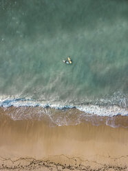 Indonesien, Bali, Luftaufnahme von Pandawa Strand, zwei Surfer - KNTF01442