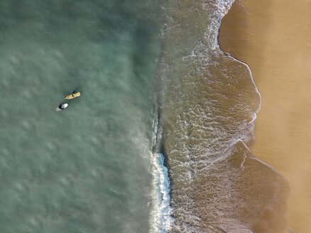 Indonesien, Bali, Luftaufnahme von Pandawa Strand, zwei Surfer - KNTF01443