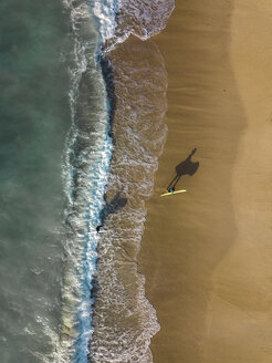 Indonesien, Bali, Luftaufnahme von Pandawa Strand, zwei Surfer - KNTF01444