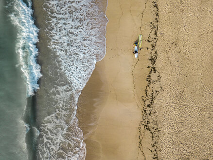 Indonesien, Bali, Luftaufnahme von Pandawa Strand, zwei Surfer - KNTF01445