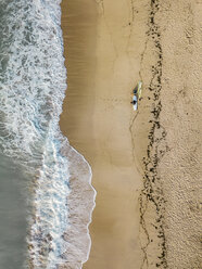 Indonesien, Bali, Luftaufnahme von Pandawa Strand, zwei Surfer - KNTF01446
