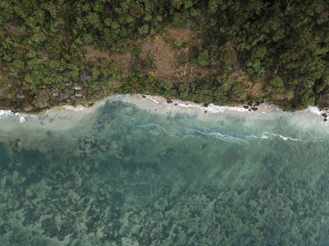 Indonesien, Bali, Luftaufnahme des Pandawa-Strandes, lizenzfreies Stockfoto