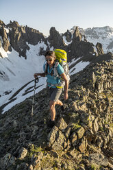 Eine Frau beim Wandern auf dem Blaine Peak unterhalb des Mount Sneffels in Colorado - AURF04621