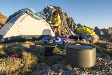 Eine Frau, die sich auf das Zelten auf dem Blaine Peak unterhalb des Mount Sneffels vorbereitet - AURF04622