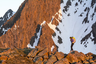 Eine Frau mit ihrem Rucksack beim Wandern auf dem Blaine Peak unterhalb des Mount Sneffels - AURF04624