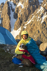 Eine Frau und ihr Hund zelten auf dem Blaine Peak unterhalb des Mount Sneffels - AURF04625