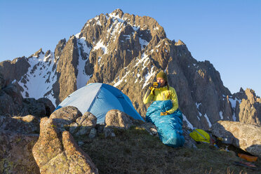 Eine Frau Camping auf Blaine Peak unterhalb des Mount Sneffels in Colorado - AURF04626