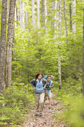 Ein junges Paar beim Wandern auf dem Appalachian Trail - AURF04659