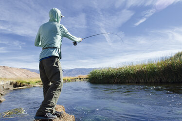 Ein junger Mann fischt mit der Fliege am Owens River, Bishop, Kalifornien. - AURF04667