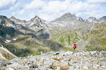 Eine Frau Wandern auf felsigen Landschaft in Talkeetna Range in Alaska, Usa - AURF04668