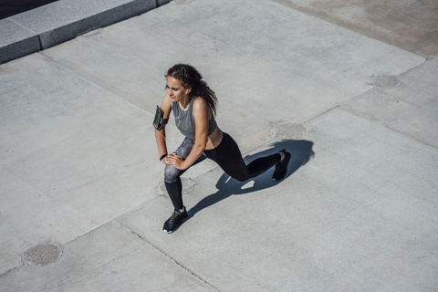 Junge sportliche Frau beim Stretching im Freien, lizenzfreies Stockfoto