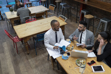 Business people talking and eating, working in cafe - CAIF21995