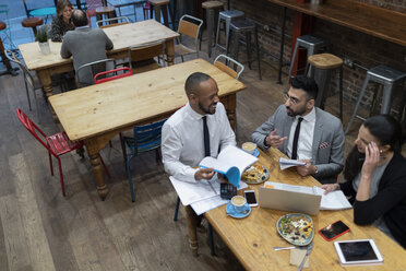 Geschäftsleute, die sich unterhalten und essen, arbeiten in einem Cafe - CAIF21995