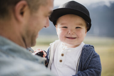 Porträt süßes Baby über Vaters Schulter - CAIF22022