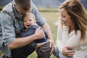 Eltern umarmen glücklichen Babysohn - CAIF22024