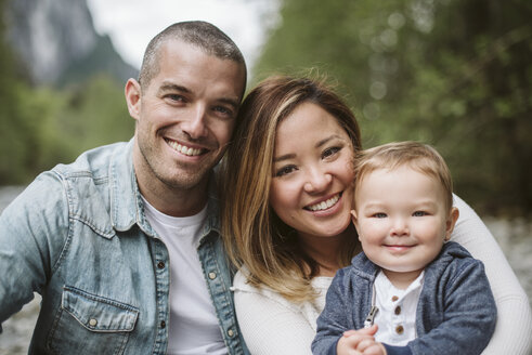 Porträt lächelnd Eltern und Baby Sohn - CAIF22033