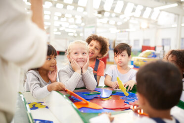 Kinder spielen im Wissenschaftszentrum - CAIF22038