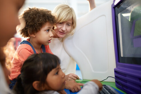 Neugierige Kinder nutzen den Computer im Wissenschaftszentrum - CAIF22039