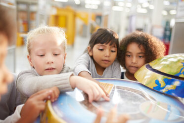 Neugierige Kinder bei der interaktiven Globus-Ausstellung im Wissenschaftszentrum - CAIF22042