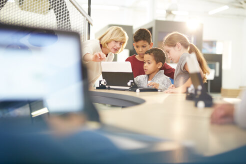 Lehrer und Schüler benutzen Laptop - CAIF22043