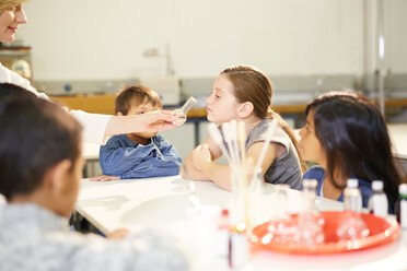 Kinder riechen Düfte bei interaktiver Ausstellung im Wissenschaftszentrum - CAIF22044