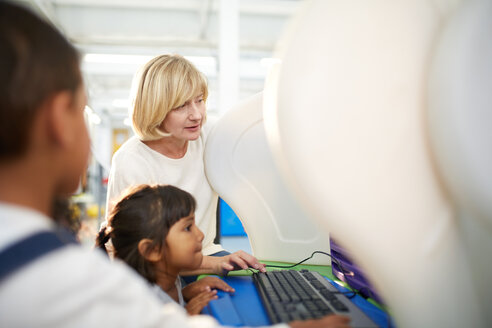 Lehrerin und Schülerin benutzen Computer im Wissenschaftszentrum - CAIF22050