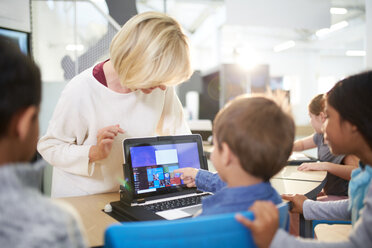 Teacher and students using laptop in science center - CAIF22053