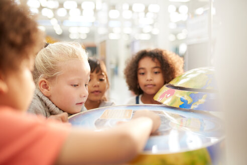 Neugierige Kinder bei der interaktiven Ausstellung im Wissenschaftszentrum - CAIF22055