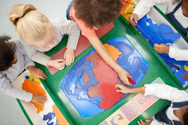 Blick von oben auf spielende Kinder in einer interaktiven Ausstellung im Wissenschaftszentrum - CAIF22061