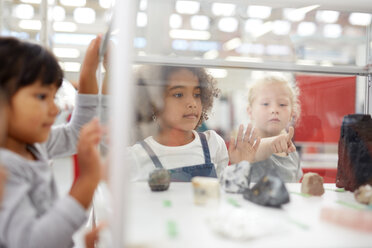 Neugierige Kinder betrachten Felsen in der Vitrine im Wissenschaftszentrum - CAIF22064