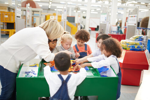 Lehrer und Schüler spielen an einem interaktiven Exponat im Wissenschaftszentrum - CAIF22065