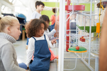 Neugierige Kinder betrachten die Ausstellung im Wissenschaftszentrum - CAIF22067