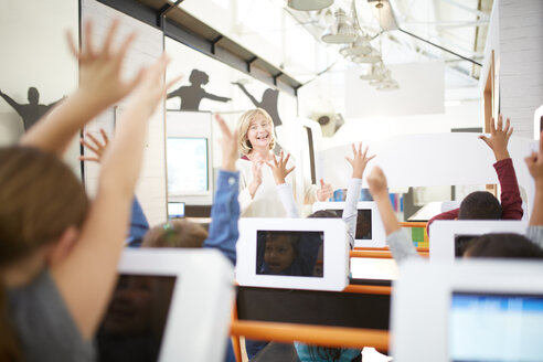 Lehrerin und eifrige Schüler im Wissenschaftszentrum - CAIF22070