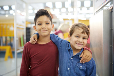 Porträt niedlichen Jungen umarmen in Science Center - CAIF22072