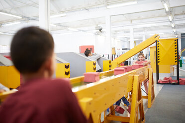 Kinder spielen an der interaktiven Bauausstellung im Wissenschaftszentrum - CAIF22073