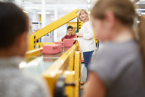 Lehrer und Schüler spielen an der interaktiven Bauausstellung im Wissenschaftszentrum - CAIF22075