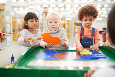 Kinder spielen an der interaktiven Ausstellung im Wissenschaftszentrum - CAIF22077