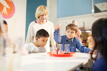 Lehrer und Schüler verwenden Pipette und Becher bei der interaktiven Ausstellung im Wissenschaftszentrum - CAIF22081